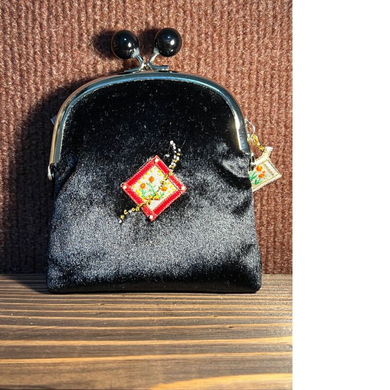 てるこねこ － 012 がま口財布 チャーム付き 両面刺繍 散歩 | 【 Handmade BOX 】